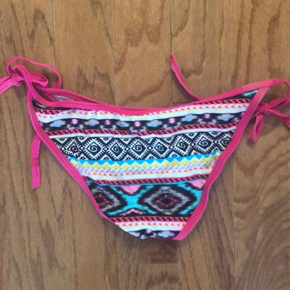Bikini - Picture 3 of 4
